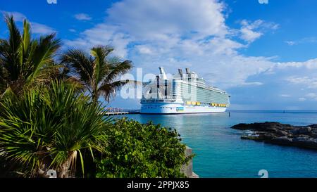 Coco Cay, Bahamas - 29. April 2022: Symphonie der Meere ist das größte Kreuzfahrtschiff Stockfoto