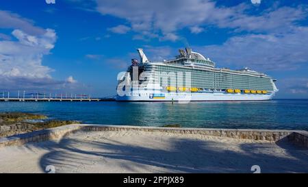 Coco Cay, Bahamas - 29. April 2022: Symphonie der Meere ist das größte Kreuzfahrtschiff Stockfoto