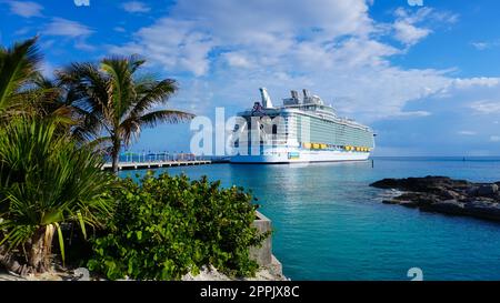 Coco Cay, Bahamas - 29. April 2022: Symphonie der Meere ist das größte Kreuzfahrtschiff Stockfoto