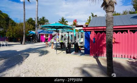 Coco Cay, Bahamas - 29. April 2022: Menschen, die Spaß mit bunten Kajaks auf der Insel CocoCay haben Stockfoto