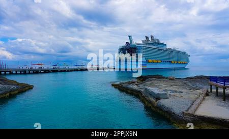 Coco Cay, Bahamas - 29. April 2022: Symphonie der Meere ist das größte Kreuzfahrtschiff Stockfoto