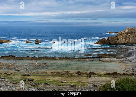 Abriebplattform am Strand von La Arnia, felsige Küste von Costa Quebrada, Broken Coast, Pielagos, Kantabrien, Spanien Stockfoto