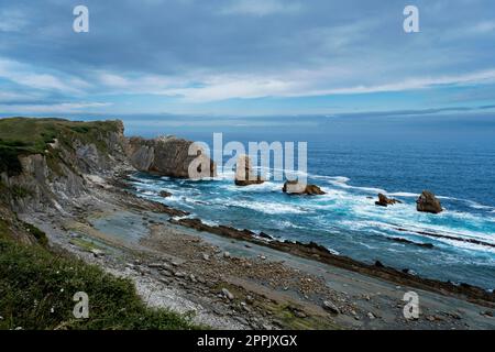 Abriebplattform am Strand von La Arnia, felsige Küste von Costa Quebrada, Broken Coast, Pielagos, Kantabrien, Spanien Stockfoto