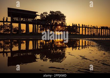 Die U Bein Bridge bei Sonnenuntergang in Mandalay Myanmar Stockfoto