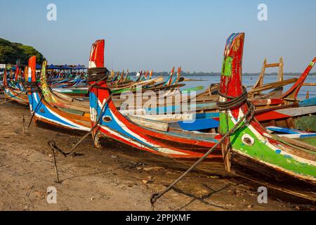 Die hölzernen Fischerboote des Taungthaman Lake in Mandalay Stockfoto