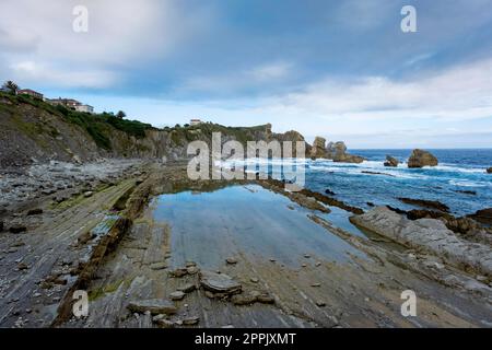 Wellenabriebplattform am Strand von La Arnia, Liencres, Costa Quebrada, Broken Coast, Kantabrien, Spanien Stockfoto