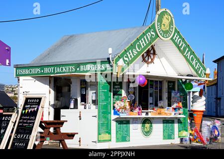 Vorderansicht eines Imbissbuches am Hafen der Stadt, West Bay, Dorset, Großbritannien, Europa. Stockfoto