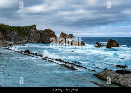 Wellenschliff-Abriebplattform am Strand von La Arnia, Liencres, Costa Quebrada, Broken Coast, Kantabrien, Spanien Stockfoto