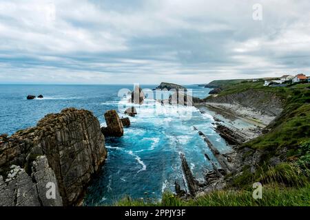 Wellenschliff-Abriebplattform am Strand von La Arnia, Liencres, Costa Quebrada, Broken Coast, Kantabrien, Spanien Stockfoto