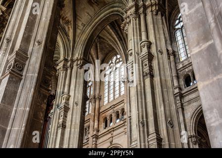 Hohe Säulen und wunderschön verzierte Decke in der gotischen Kirche Saint Eustache in Paris Stockfoto