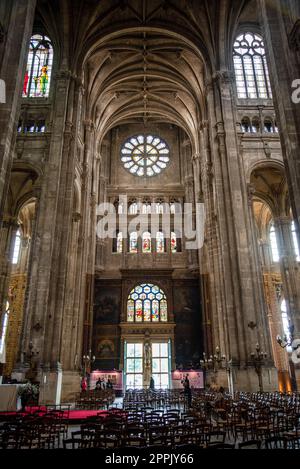 Hohe Säulen und wunderschön verzierte Decke in der gotischen Kirche Saint Eustache in Paris Stockfoto