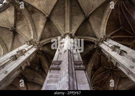 Hohe Säulen und wunderschön verzierte Decke in der gotischen Kirche Saint Eustache in Paris Stockfoto