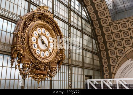 Kunstvoll verzierte Uhr in der Haupthalle des berühmten Museums d'Orsay in Paris Stockfoto