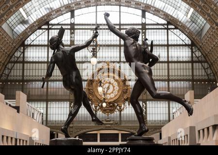 Kunstvoll verzierte Uhr in der Haupthalle des berühmten Museums d'Orsay in Paris Stockfoto