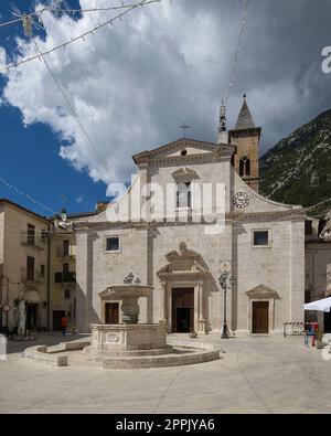 Pacentro, L'Aquila Italien - 20. August 2022: Chiesa di Santa Maria della Misericordia im Dorfzentrum Pacentro auf der Piazza del Popolo. Stockfoto