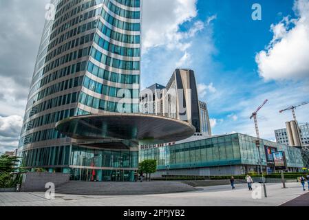 Malerische Wolkenkratzer mit Glasfassaden im Pariser Stadtteil La Defense Stockfoto