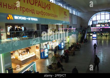 Moskau, Russland, 20.01.2023 Leningradsky Bahnhof. Passagierterminal des Moskauer Bahnhofs am Komsomolskaya-Platz. Geschäfte und Cafés, Leute, die sich beeilen, warten auf den Zug Stockfoto