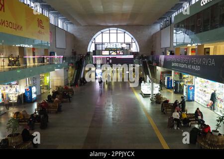 Moskau, Russland, 20.01.2023 Leningradsky Bahnhof. Passagierterminal des Moskauer Bahnhofs am Komsomolskaya-Platz. Geschäfte und Cafés, Leute, die sich beeilen, warten auf den Zug Stockfoto