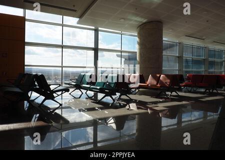 Ankara, Türkei, Flughafen Esenboga Havalimani. Der Wartezimmer, ein Platz am Flughafen, der für den Aufenthalt von Passagieren ausgestattet ist, die den Check-in und die Kontrolle bestanden haben und auf ihren Flug warten. Stockfoto