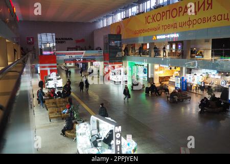 Moskau, Russland, 20.01.2023 Leningradsky Bahnhof. Passagierterminal des Moskauer Bahnhofs am Komsomolskaya-Platz. Geschäfte und Cafés, Leute, die sich beeilen, warten auf den Zug Stockfoto