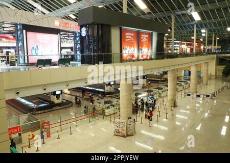 Ankara, Turkiye, Flughafen Esenboga Havalimani, 01.18.2023 Lobby oder Korridor. Flughafeninnenraum. Die Leute stehen in der Schlange und checken Tickets ein. Die Passagiere bereiten sich auf den Flug vor. Luftsicherheit. Stockfoto