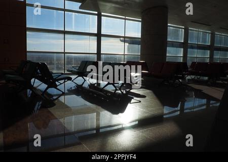 Ankara, Türkei, Flughafen Esenboga Havalimani. Der Wartezimmer, ein Platz am Flughafen, der für den Aufenthalt von Passagieren ausgestattet ist, die den Check-in und die Kontrolle bestanden haben und auf ihren Flug warten. Stockfoto