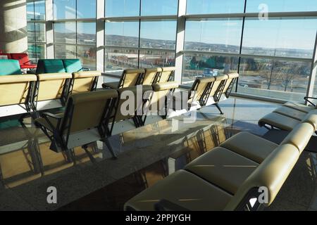 Ankara, Türkei, Flughafen Esenboga Havalimani. Der Wartezimmer, ein Platz am Flughafen, der für den Aufenthalt von Passagieren ausgestattet ist, die den Check-in und die Kontrolle bestanden haben und auf ihren Flug warten. Stockfoto