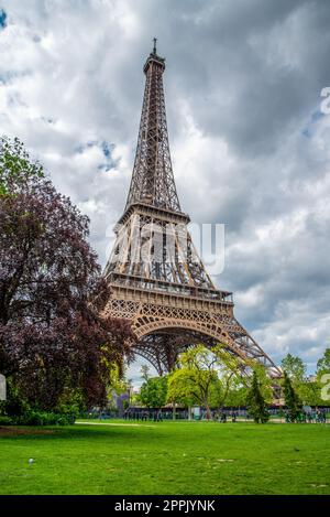 Blick auf den Eiffelturm im Sommer, Paris Stockfoto