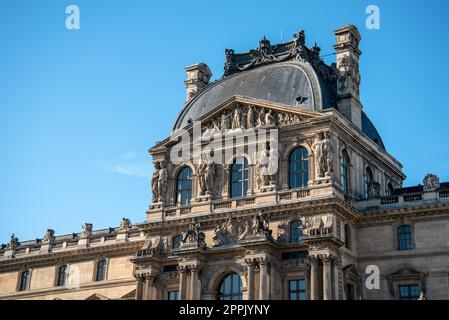 Details der linken Fassade des Louvre-Palastes an einem sonnigen Sommertag in Paris Stockfoto