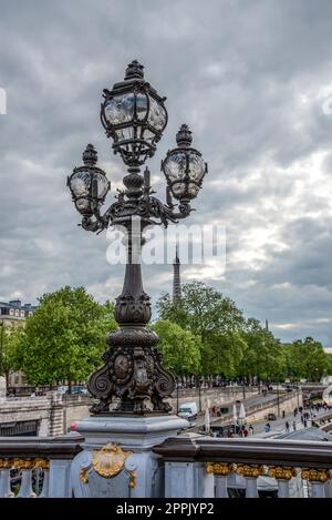 Klassische Straßenbeleuchtung auf der Brücke Alexandre III, Paris Stockfoto