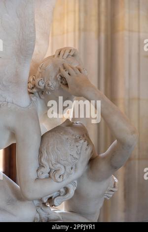 Wunderschöne antike Skulpturen im Louvre in Paris Stockfoto