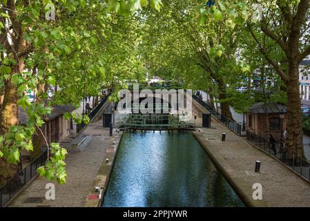 Ruhiger Kanal Saint Martin in Paris im Sommer Stockfoto