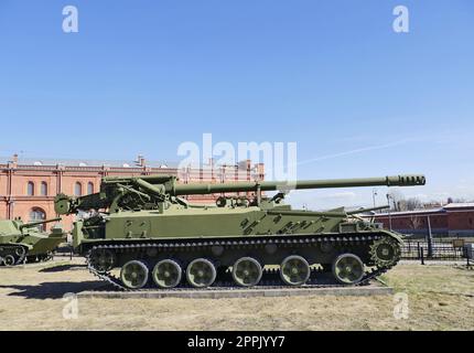 Seitenansicht Russische selbstfahrende 152-mm-Pistole Stockfoto