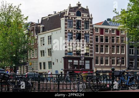 AMSTERDAM, NIEDERLANDE - 24. AUGUST 2013: Städtische Landschaft, Blick auf die Straßen und typisch holländische Architektur im historischen Zentrum von Amsterdam, Niederlande Stockfoto