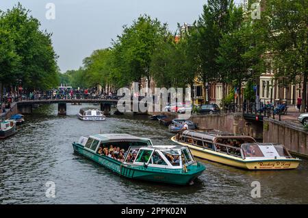 AMSTERDAM, NIEDERLANDE - 24. AUGUST 2013: Städtische Landschaft in Amsterdam, Niederlande, Blick auf Straßen und Kanäle im berühmten Kanalviertel, das zum UNESCO-Weltkulturerbe gehört Stockfoto