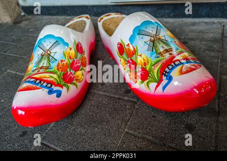 AMSTERDAM, NIEDERLANDE - 24. AUGUST 2013: Typische holländische Clogs in einem Souvenirladen in Amsterdam, Niederlande Stockfoto