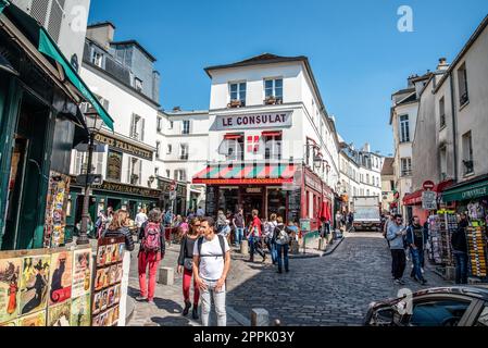 Malerisches, malerisches Viertel Montmartre an einem Sommertag in Paris Stockfoto