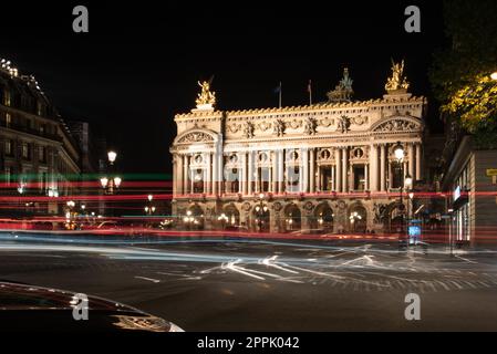 Berühmte Pariser Oper bei Nacht, Lichter des Verkehrs, die umherführen Stockfoto