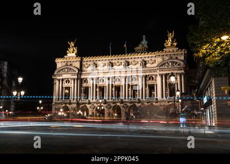 Berühmte Pariser Oper bei Nacht, Lichter des Verkehrs, die umherführen Stockfoto