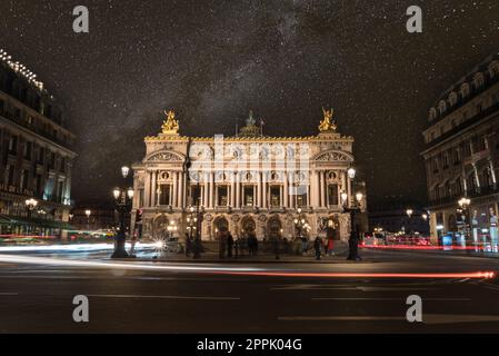 Berühmte Pariser Oper bei Nacht, Lichter des Verkehrs, die umherführen Stockfoto