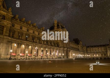 Malerischer Sternenhimmel über dem Pariser Louvre Stockfoto