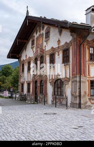 Fresko-Gemälde eines alten Hauses in der Innenstadt von Oberammergau, Bayern Stockfoto