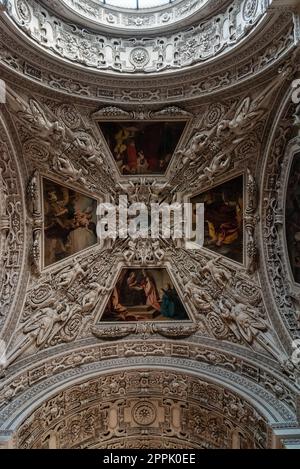 Berühmte Fresken und Stukken an der Decke des Salzburger Doms Stockfoto