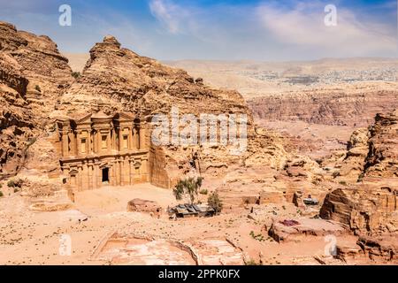 Ad Deir oder das Kloster, alte Nabataean Stein geschnitzten Tempel Blick von oben, Petra, Jordanien Stockfoto