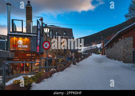 Straßenlaternen beleuchten die Geschäfte und Restaurants in El Tarter, Andorra Stockfoto