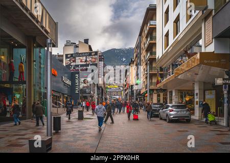 Leute, Touristen laufen und Einkaufen auf der Promenade mit Shoppingcenter in Andorra Stockfoto