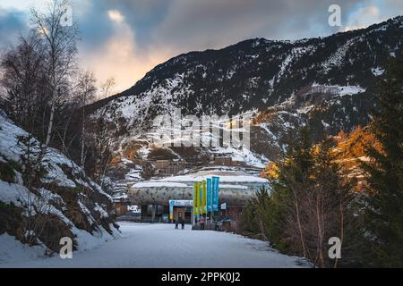 Hauptaufzug, Gondel, El Tarter Stadt, Grandvalira, Andorra Stockfoto