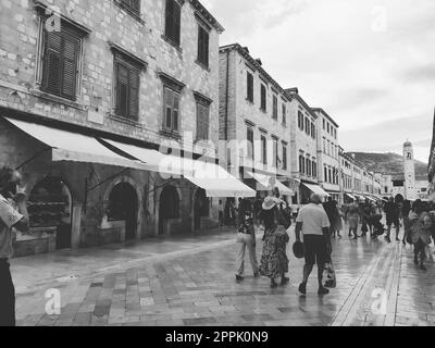 Stradun, Stradone ist die Hauptstraße des historischen Stadtzentrums von Dubrovnik in Kroatien. Architektonische Sehenswürdigkeiten. Ein beliebter Ort für touristische Spaziergänge. Die Leute laufen am 14. August 2022 in Schwarz und Weiß Stockfoto