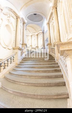 Turin, Italien - ca. Januar 2022: Luxuriöse Marmortreppe. Innenarchitektur in antiker Architektur. Stockfoto