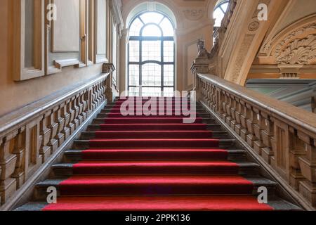 Turin, Italien - Treppe Palazzo Barolo. Luxuriöser Palast mit altem Barockinneren und rotem Teppich Stockfoto
